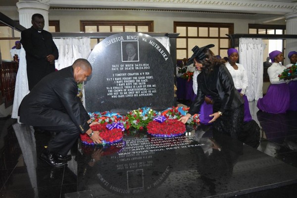 Vice President Chilima and his wife paying tribute to Bingu