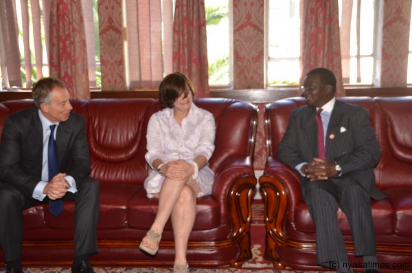 Tony Blair and Cherie Blair have a chat with First Gentleman, Richard Bands (retired Chief Justice, SC)