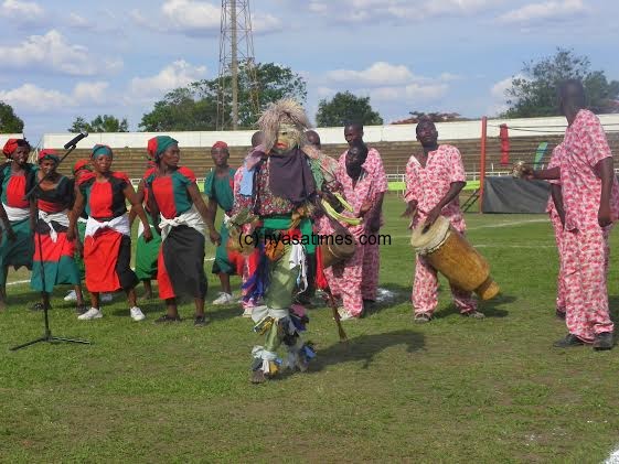 Gule Wamkulu performing